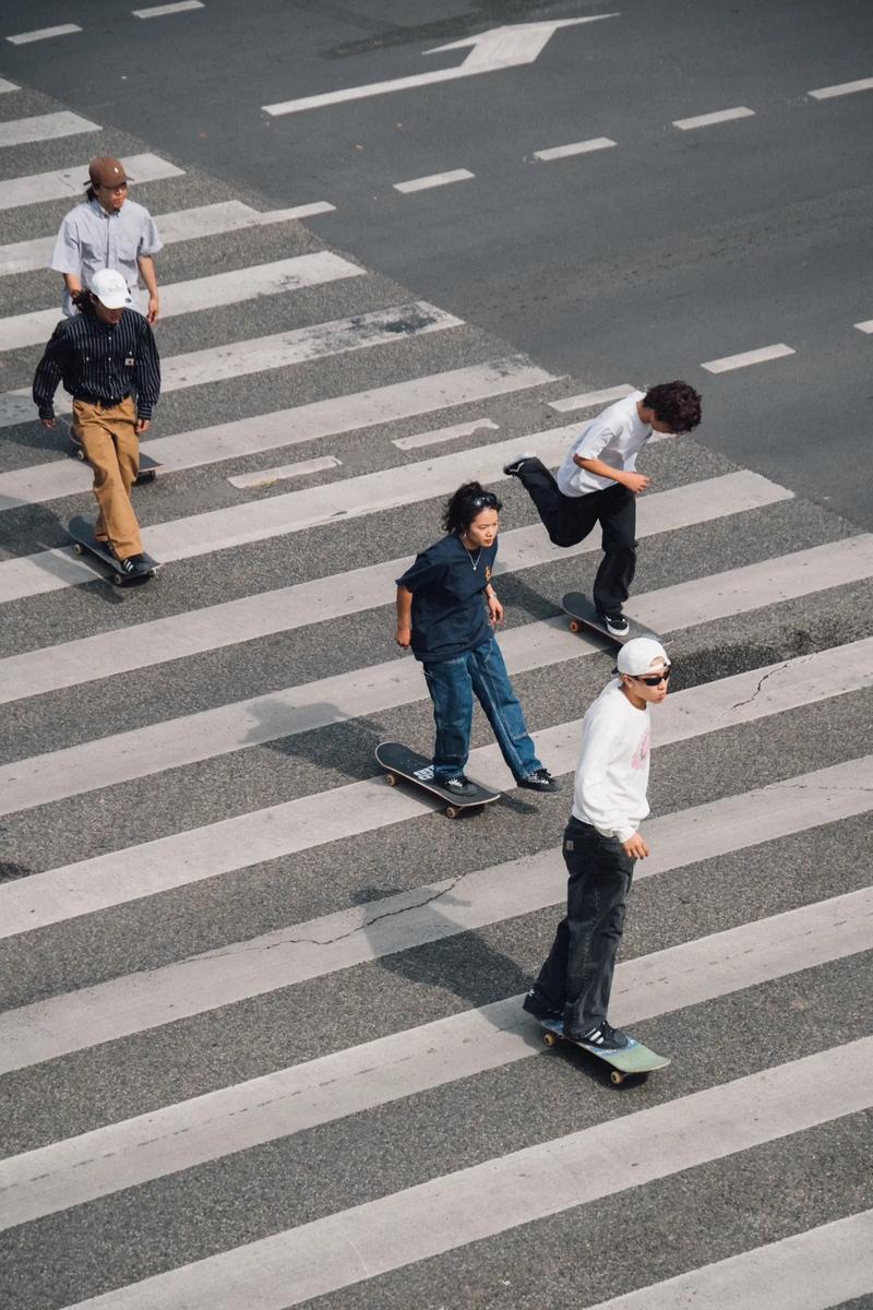 街头滑板男孩：小城少年玩转滑板的励志故事