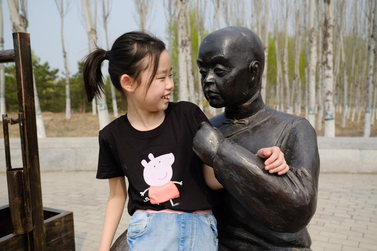 和弟弟一起玩转简单的日子,这款游戏超简单!