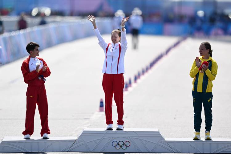 丽贝卡最新赛事：巴黎奥运会夺金，精彩瞬间不容错过！