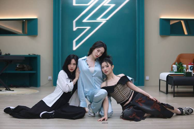 和姐姐一起的夏天3369acG：绅士游戏安卓汉化版，精彩内容一览